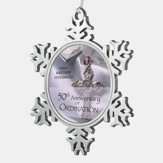 50名前をカスタムする調整記念日チャイス スノーフレークピューターオーナメント (右)