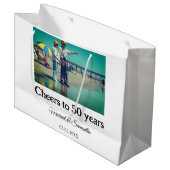 50周年に対する歓呼の追加の名前の写真日付 ラージペーパーバッグ (正面アングル)