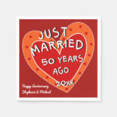 50周年または任意の年のおもしろい赤いハートパーティー スタンダードカクテルナプキン (正面)