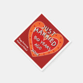 50周年または任意の年のおもしろい赤いハートパーティー スタンダードカクテルナプキン (角)