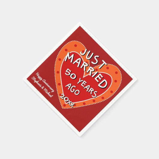 50周年または任意の年のおもしろい赤いハートパーティー スタンダードカクテルナプキン (角)