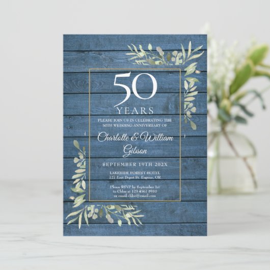 50周年結婚記念日のグリーン ブルー ラスティック ウッド 招待状 (スタンド正面)