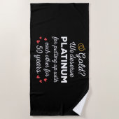 50周年結婚I -金ゴールドカップルおもしろい ビーチタオル (正面)