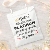 50周年結婚I -金ゴールドカップルおもしろい フェイバーバッグ (クリップ留めされた状態)