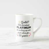 50周年結婚I -金ゴールドカップルおもしろい ボーンチャイナマグカップ (右)