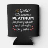 50周年結婚I -金ゴールドカップルおもしろい 缶クーラー (裏面)