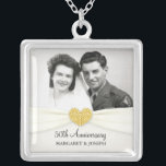 50周年記念お祝い結婚の写真ペンダント シルバープレートネックレス<br><div class="desc">写真を追加します。ロマンチッエレガントクな伝統的スタイルパーソナライズされた50周年記念写真ペンダント。 ヴィンテージチャームは、リボンとモビクトリアンノグラムでトリミングされます。 新郎新婦の名前や日付を加えて、特別結婚記念カップルのために、一ユニーク人きりの贈り物を作ってください。 また、結婚素晴らし式、婚約式、その他の特別な場での贈り物も行います。   招待状、救磁石、フォトバインダーが揃っています。</div>