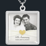 50周年記念お祝い結婚の写真ペンダント シルバープレートネックレス<br><div class="desc">写真を追加します。ロマンチッエレガントクな伝統的スタイルパーソナライズされた50周年記念写真ペンダント。 ヴィンテージチャームは、リボンとモビクトリアンノグラムでトリミングされます。 新郎新婦の名前や日付を加えて、特別結婚記念カップルのために、一ユニーク人きりの贈り物を作ってください。 また、結婚素晴らし式、婚約式、その他の特別な場での贈り物も行います。   招待状、救磁石、フォトバインダーが揃っています。</div>