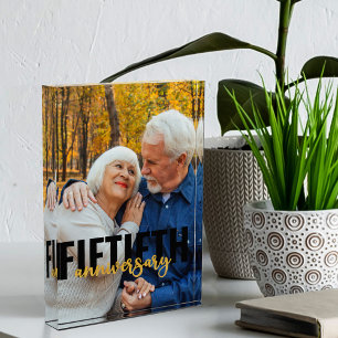 50周年記念の大型タイポグラフィオーバーレイ フォトブロック