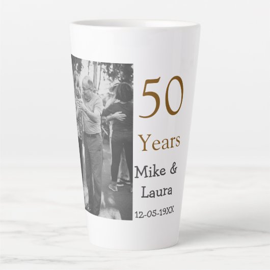 50周年記念ハッピーカップル名を追加する日付weddin カフェラテマグ (正面)