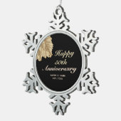 50周年記念パーソナライズされたブラック金ゴールドカップル スノーフレークピューターオーナメント (右)