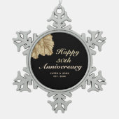 50周年記念パーソナライズされたブラック金ゴールドカップル スノーフレークピューターオーナメント (正面)