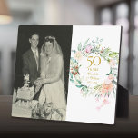 50周年記念写真結婚フローラバラ フォトプラーク<br><div class="desc">美しい水の色のフローラ結婚グリーンガーランドを特徴とする美しい50周年の記念品。特別な写真と結婚記念日の詳細でパーソナライズクラシック金ゴールドタイポグラフィ。Thisisnomeによる設計©</div>