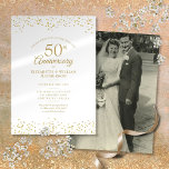 50周年記念写真結婚金ゴールド 招待状<br><div class="desc">繊細な金ゴールドダスト紙吹雪を搭載。シックな金ゴールドレタリングで特別な50年のゴールデンアニバーサリー情報とバック結婚で特別な写真でパーソナライズ。Thisisnomeによる設計©</div>