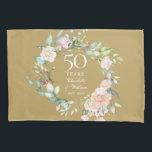 50周年記念結婚フローラ金ゴールド 枕カバー<br><div class="desc">繊細な水彩のフローラガーランドを備えたシックな植物性50周年記念の記念結婚品は、金ゴールド背景のタイポグラフィにパーソナライズされたおいて、特別な記念日の情報を取りエレガント入れることができる。Thisisnomeによる設計©</div>
