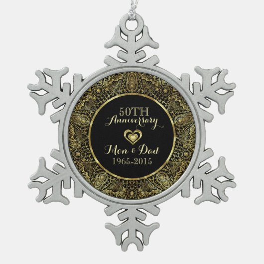50周年記念結婚ブラックおよび金ゴールドフローラ スノーフレークピューターオーナメント (正面)