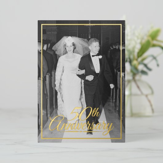 50周年記念結婚写真と金ゴールド 箔招待状 (立ち正面)