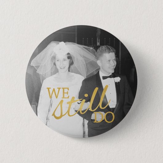50周年記念結婚写真 – まだ残っている 缶バッジ (正面)