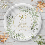 50周年記念結婚水彩緑 ペーパープレート<br><div class="desc">繊細な柔らかい水の色の葉デザインを備え、このシックなボタニカル50周年のはパーソナライズされた、金ゴールド文字であなたの特別な50周年の情報と一緒にエレガントすることができる。Thisisnomeによる設計©</div>