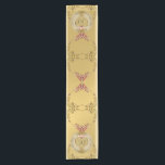 50周年記念結婚金オークル ショートテーブルランナー<br><div class="desc">正しい50周年または1周年のランナー結婚を探している?その後、おそらく美しい、黄金の黄金の色華美、ハートの繰り返し、宝石グラフィックは彼ら与えの両方のための単なる物だ!</div>