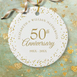 50周年記念結婚金ゴールドダスト紙吹雪 セラミックオーナメント<br><div class="desc">繊細な金ゴールドダスト紙吹雪を搭載。シックな金ゴールドレタリングで特別な50年のゴールデンアニバーサリー情報でパーソナライズ。Thisisnomeによる設計©</div>