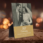 50周年記念結婚金色愛ハート写真 フォトプラーク<br><div class="desc">美しい50周年結婚記念記念金ゴールド愛ハート紙吹雪。特別な写真と結婚記念日の詳細でパーソナライズクラシックタイポグラフィ。Thisisnomeによる設計©</div>