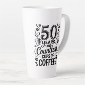 50年と無数のコーヒーカップ カフェラテマグ (右アングル)