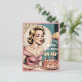 50年代のレトロな金髪の女性と誕生日ケーキ ポストカード (スタンド正面)