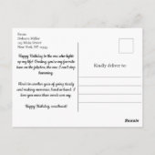 50年代のレトロな金髪の女性と誕生日ケーキ ポストカード (裏面)