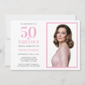 50才おめでとう！ピンクのフォトバースデーデザイン 招待状 (正面)