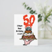 50本のキャンドルが付いた、燃える誕生日ケーキのポストカード ポストカード (スタンド正面)