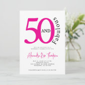 50歳おめでとう ピンクのスクリプト 50歳の誕生日パーティー 招待状 (スタンド正面)