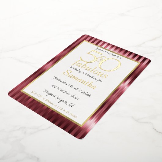 50歳で素敵なゴールドと赤のストライプの誕生日 箔招待状 (回転した状態)