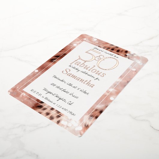 50歳で素敵なバラ色ゴールドのヒョウ柄誕生日 箔招待状 (回転した状態)