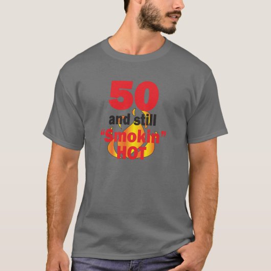 50歳と今でも暑い煙 – 50誕生日 Tシャツ (正面)