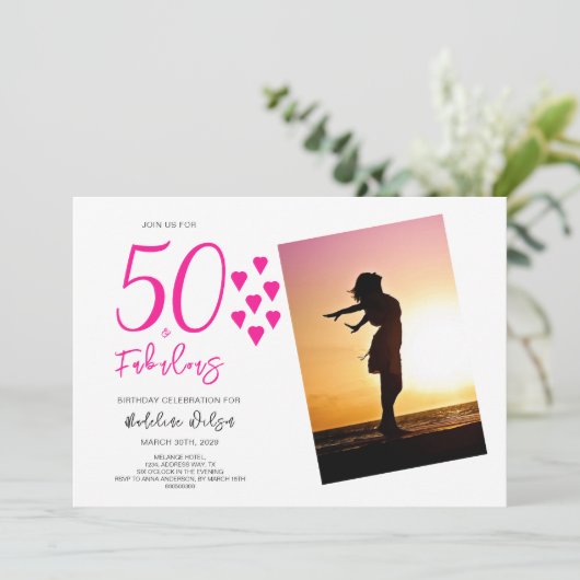 50歳と素晴らしいフォトピンクハート50歳の誕生日 招待状 (スタンド正面)