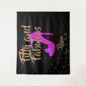 50歳にして最高に素敵なキラキラピンクゴールドテキスト タペストリー (正面)