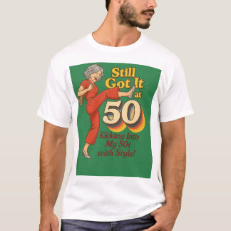 50歳になっても元気 - おもしろくてレトロなキックポーズTシャツ Tシャツ