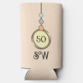 50歳の誕生日にイニシャルを追加任意の年齢イエローオレンジ スリム缶クーラー (裏面)