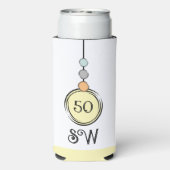 50歳の誕生日に任意の年齢の黄色の白を追加イニシャル スリム缶クーラー (Seltzer裏面)