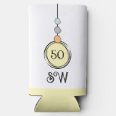 50歳の誕生日に任意の年齢の黄色の白を追加イニシャル スリム缶クーラー (裏面)