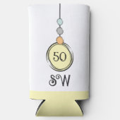 50歳の誕生日に任意の年齢の黄色の白を追加イニシャル スリム缶クーラー (正面)