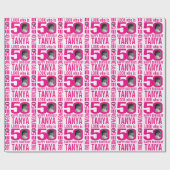 50歳の誕生日のピンク色の写真とカスタム名前50歳の人 ラッピングペーパー (フラット)