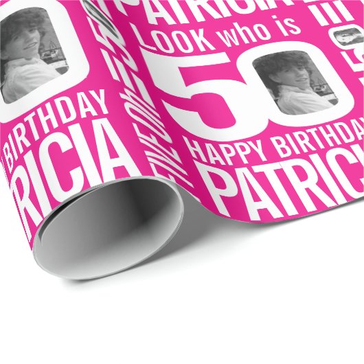 50歳の誕生日のピンク色の写真とカスタム名前50歳の人 ラッピングペーパー (ロールコーナー)