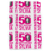 50歳の誕生日のピンク色の写真50カスタムの写真名 ミディアムペーパーバッグ (正面)