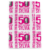 50歳の誕生日のピンク色の写真50カスタムの写真名 ミディアムペーパーバッグ (裏面)