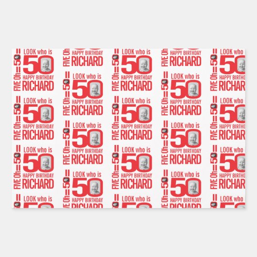 50歳の誕生日の赤い白のルック50カスタムの写真の名前 ラッピングペーパーシート (正面)