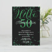 50歳の誕生日をお祝いする洗練されたブラックとグリーンのデザイン 招待状 (スタンド正面)