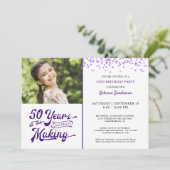 50歳の誕生日を記念して特別にデザインされたパープルのコンフェッティボーダー 招待状 (スタンド正面)