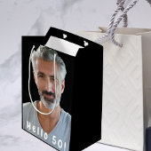 50歳の誕生日カスタム写真こんにちは50男の男性 ミディアムペーパーバッグ